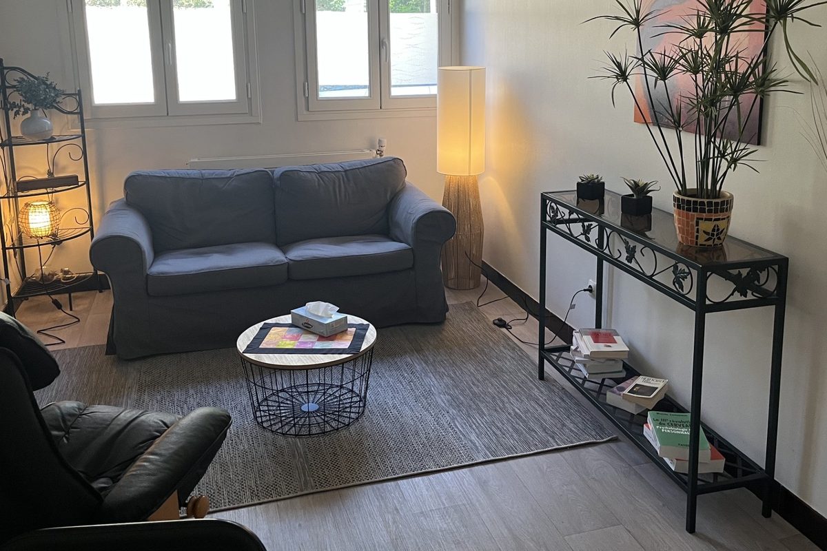 La salle de consultation : un canapé, un fauteuil et une lumière douce